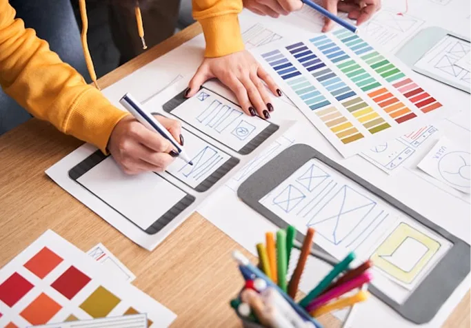 Không gian làm việc thiết kế với bảng màu